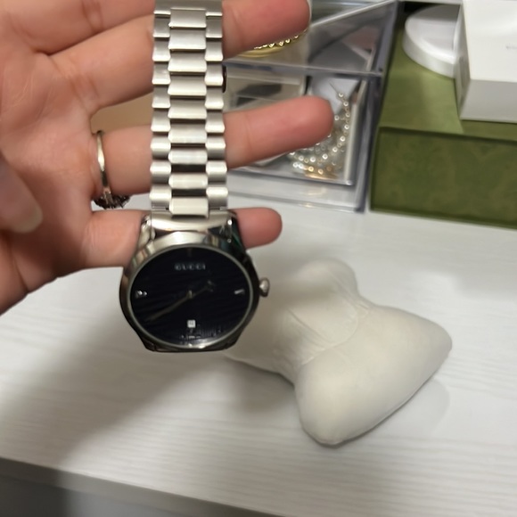 Gucci watch took a few links off but I still have them used about two times - Picture 4 of 4